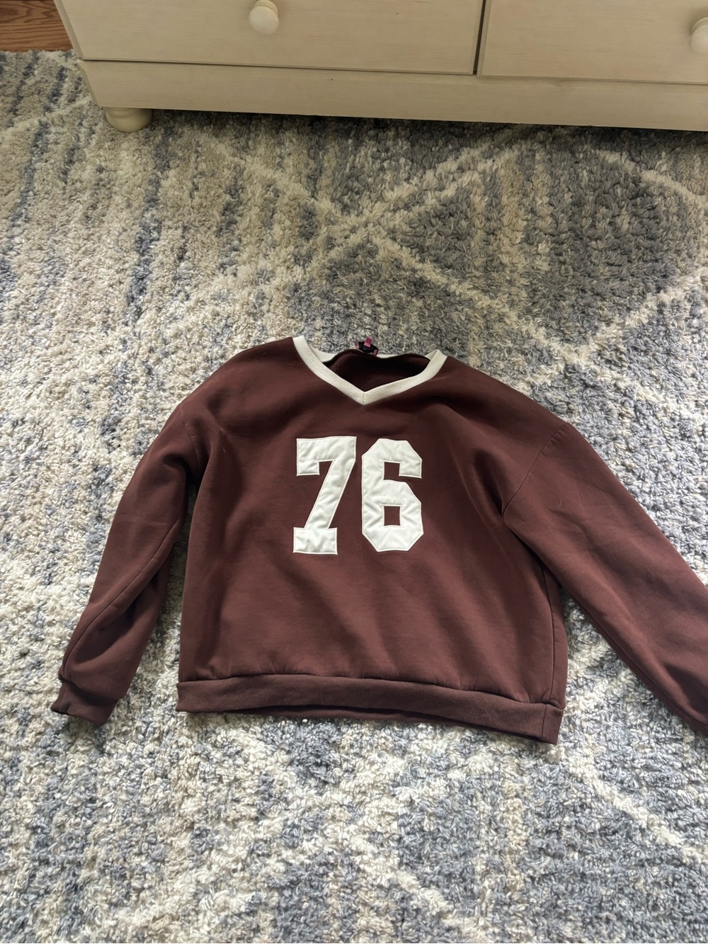 Edikted Women’s Oversized V- Neck Sweatshirt with Number 76 on Front
